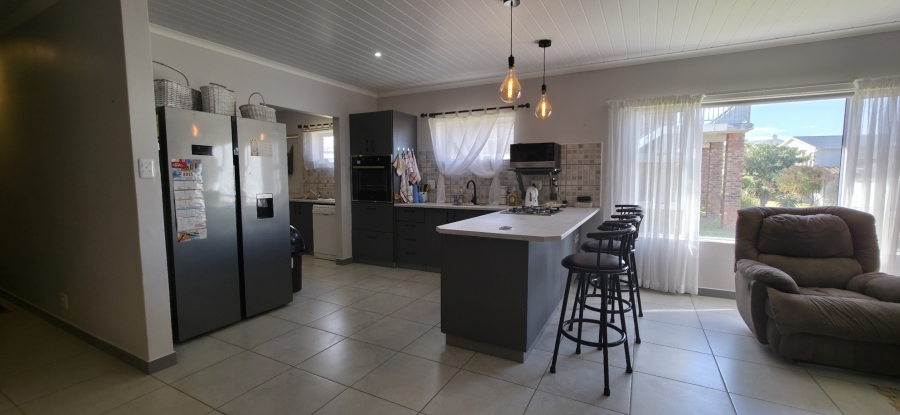 3 Bedroom Property for Sale in Boggomsbaai Western Cape